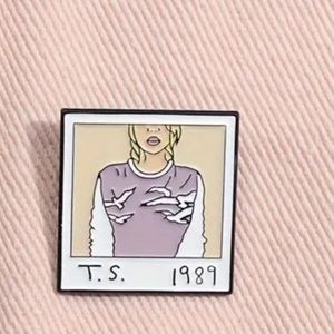 Taylor Swift Themed Enamel Pin of Her Original 1989 Album Cover Brand New
